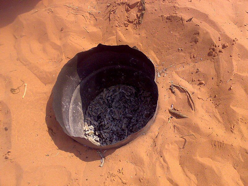 recipiente metálico en la arena del desierto donde se cocina zarb, comida jordana típica