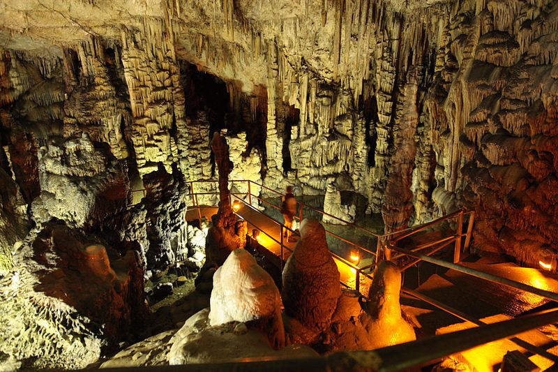 interior de la cueva de zeus