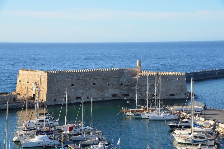 Fortaleza Veneciana de Koules en heraklion y barcos en el puerto a su alrededor