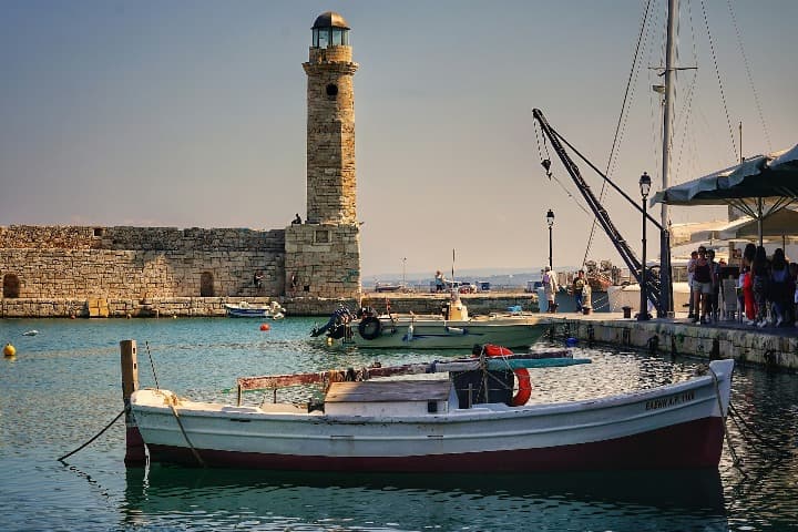 faro y barco en primer plano en Rethymno, ciudad que ver en creta