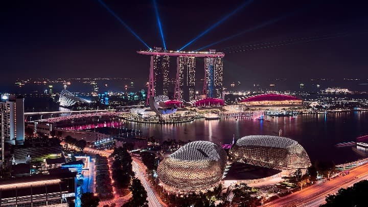 vista aerea de los edificios de la ciudad de singapur de noche, uno de los mejores destinos en asia que visitar