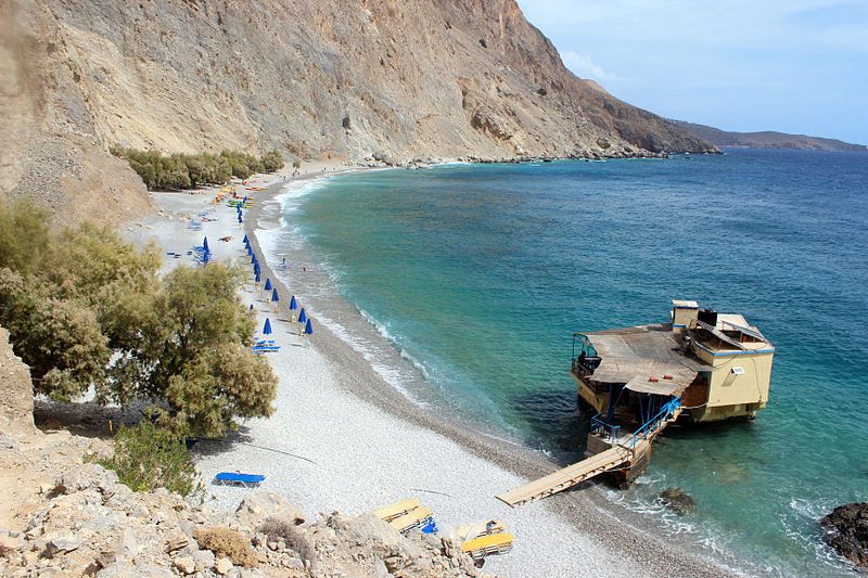 playa de Glyka Nera, Chania, estruscutra dentro del mar, acantilados