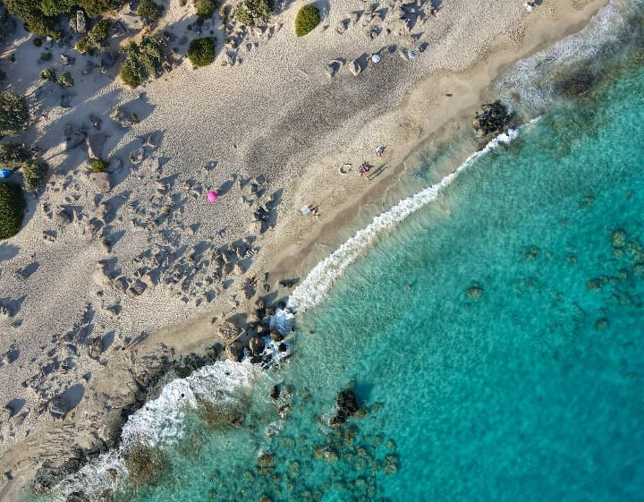 vista zenital de la playa de Kedrodasos, grecia