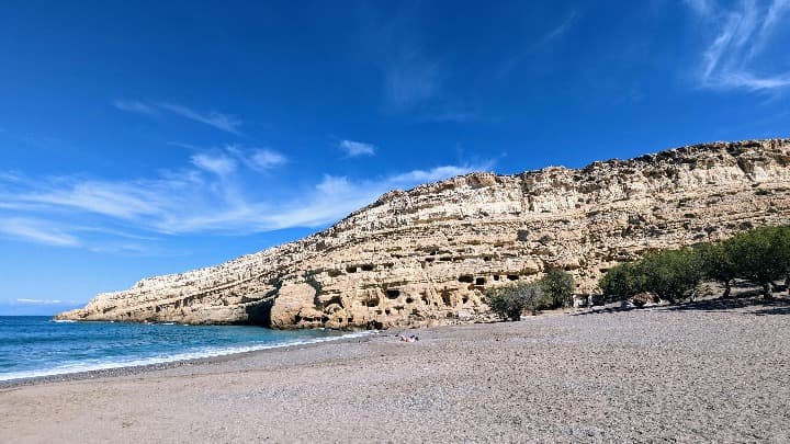 acantilado y playa de matala, una de las mejores playas de creta