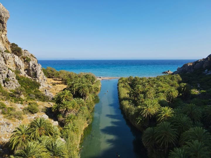 rio que desemboca al mar, con árboles. playa de preveli