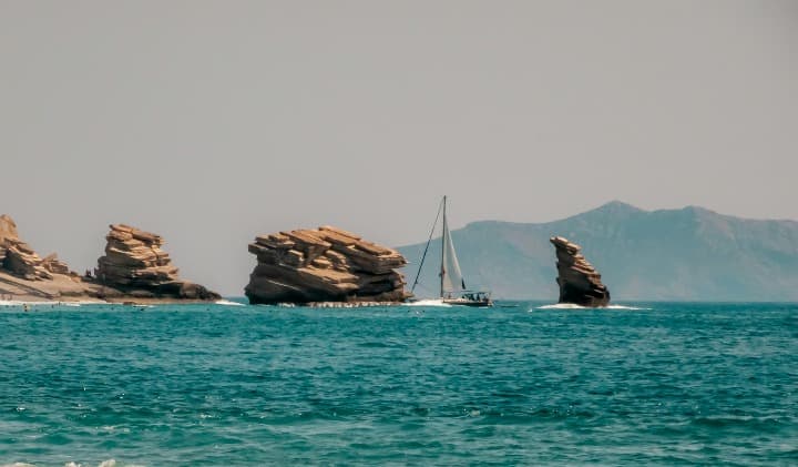 barco y formaciones rocosas en el mar, playa de Triopetra, una de las mejores playas de creta