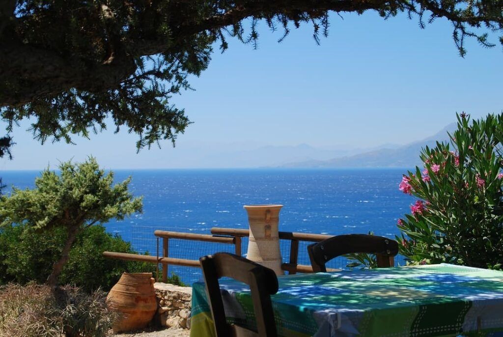 vista del mar desde un restaurante al aire libre, algo que ver en creta, destino a donde viajar en marzo