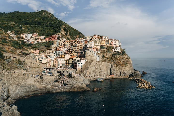 cinque terre, pueblo en la ladera del mar, una de las rutas de senderismo de italia