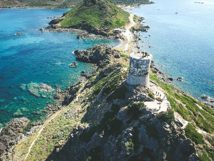 foto aérea del tour de la parata en córsega, una de las rutas de senderismo de la isla