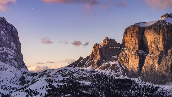 dolomitas a la luz de la puesta del sol, lugar donde encontrar las mejores rutas de senderismo en italia