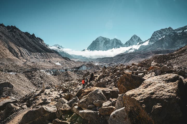 campo base del everest, una de las rutas de senderismo más famosas en nepal