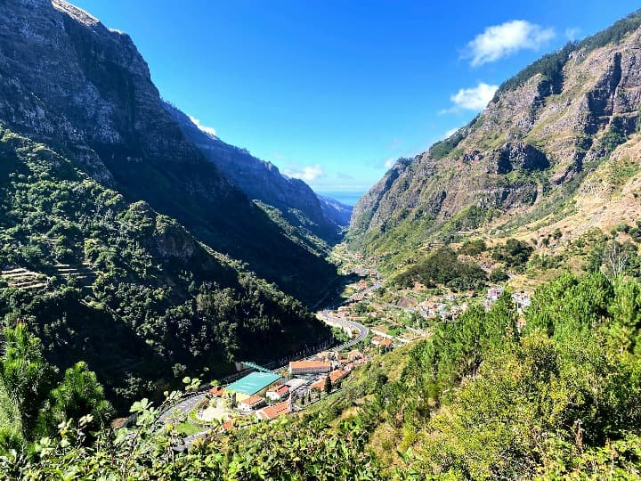 montañas de madeira y ciudad entre ellas