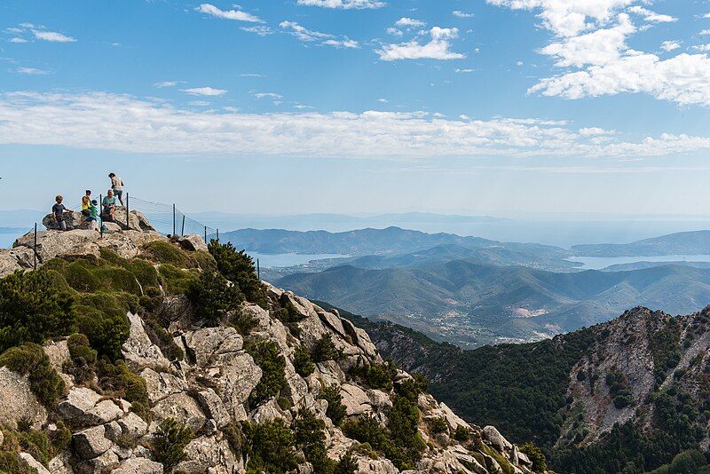 personas en la cumbre de monte capanne, en isla de elba, una de las mejores rutas de senderimso en italia