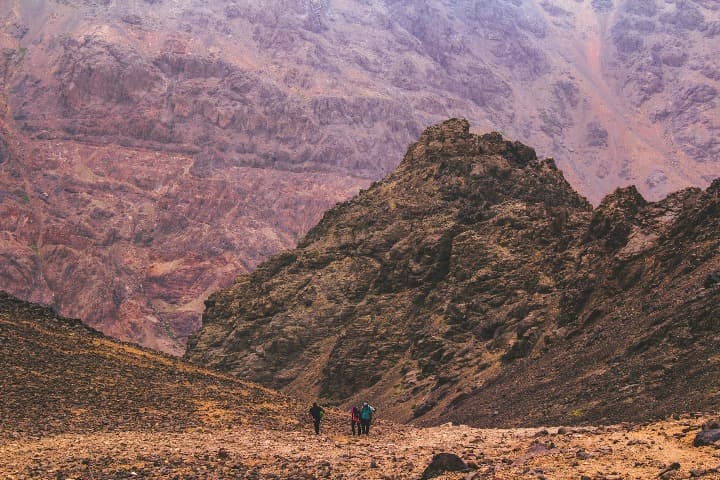 personas caminando en una de las rutas de senderismo del monte toubkal en marruecos