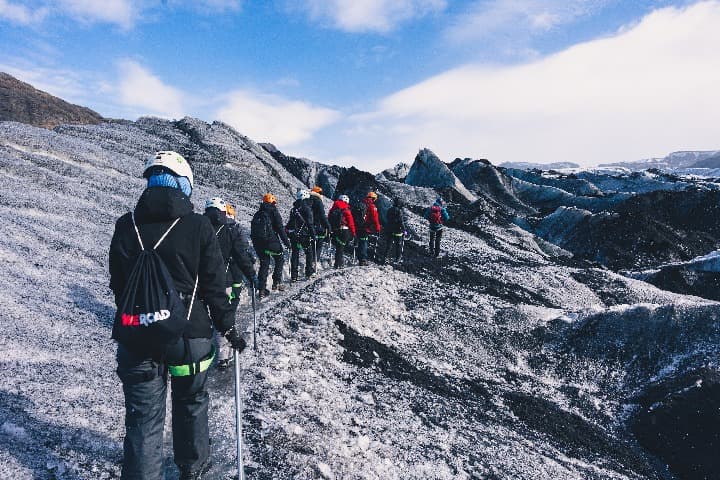 viajeros de weroad en una de las rutas de senderismo en islandia