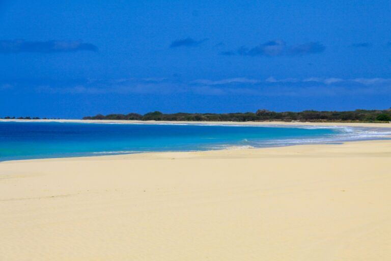 playa en boa vista y cielo azul en cabo verde