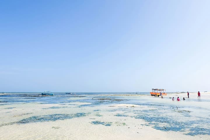 barco y playa en malinid, kenia