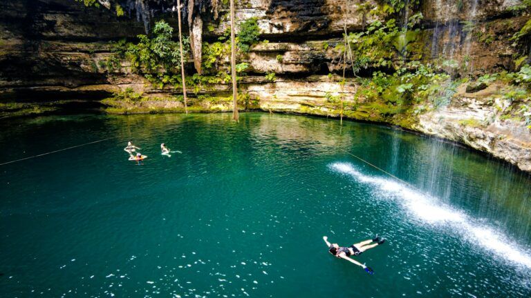 personas bañandose en un cenote en mexico