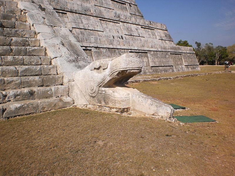 serpiente esculpida a la base de la piramide de chichen itza