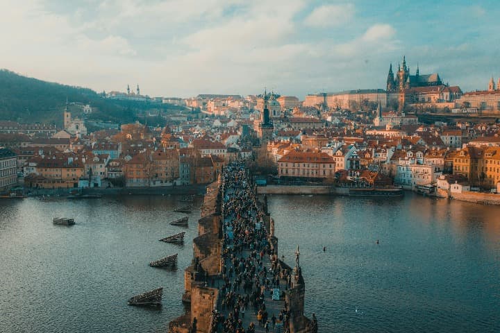 puente y castillo de praga al fondo