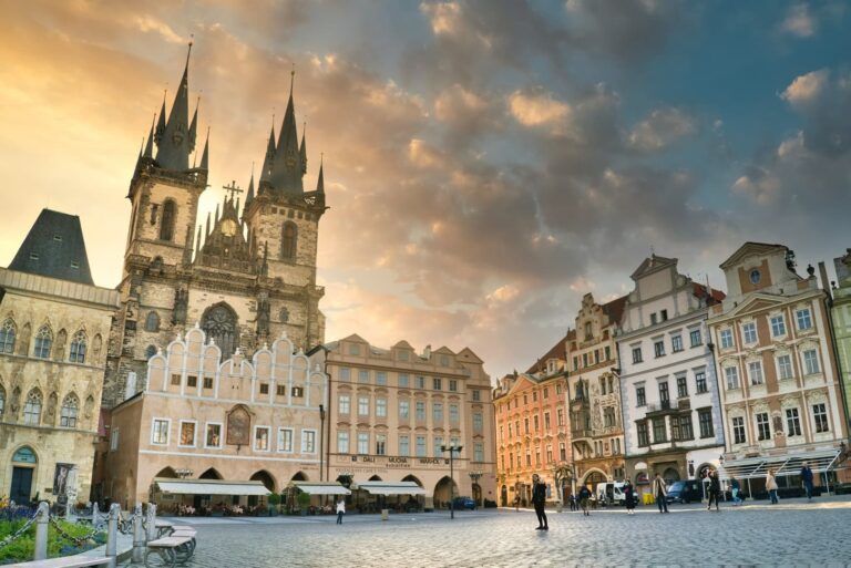 Plaza de la Ciudad Vieja o Staroměstské náměstí, cielo nublado detrás