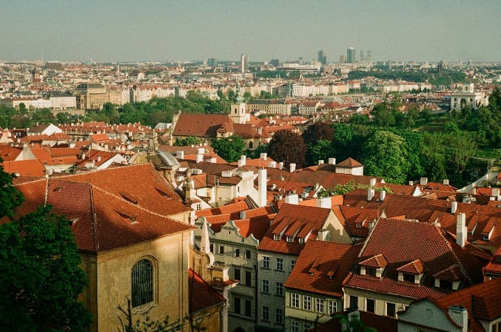 techos rojizos de edificios en el barrio de mala strana, algo que ver en praga en 3 días