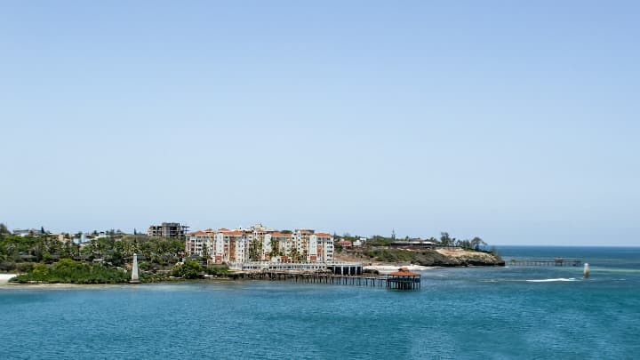 casas y vegetación vistos desde el mar en mombasa, ciudad que ver en kenia