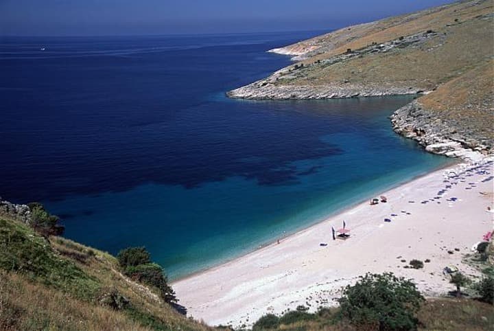 llamani beach, mar azul, arena blanca