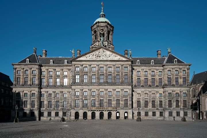 fachada del palacio Koninklijk, algo que ver en amsterdam