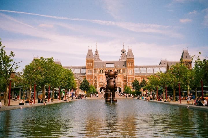 fuente con al fondo en Rijksmuseum, arboles a los lados