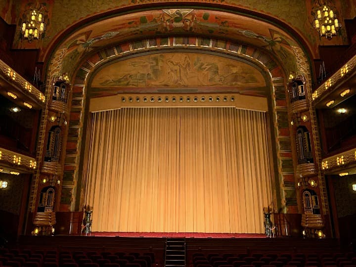 escenario del teatro tuschinski, algo que ver en amsterdam