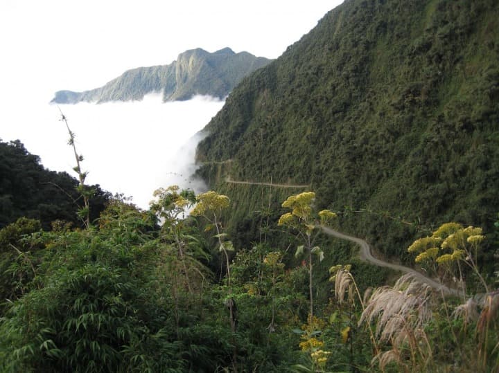 camino de la muerte, algo que ver en bolivia, montaña verde a los lados