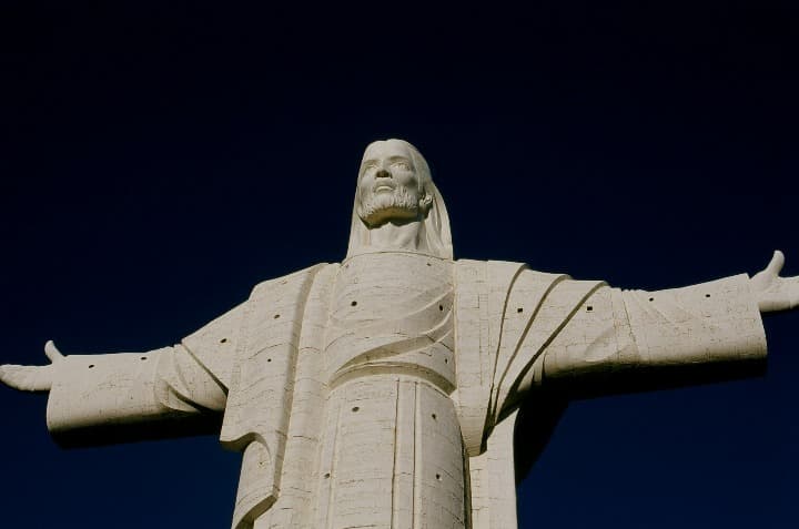 cristo de la concordia en Cochabamba, detrás cielo azul