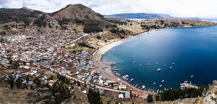 vision aerea de copacabana en bolivia, mar, edificios y montaña al fondo