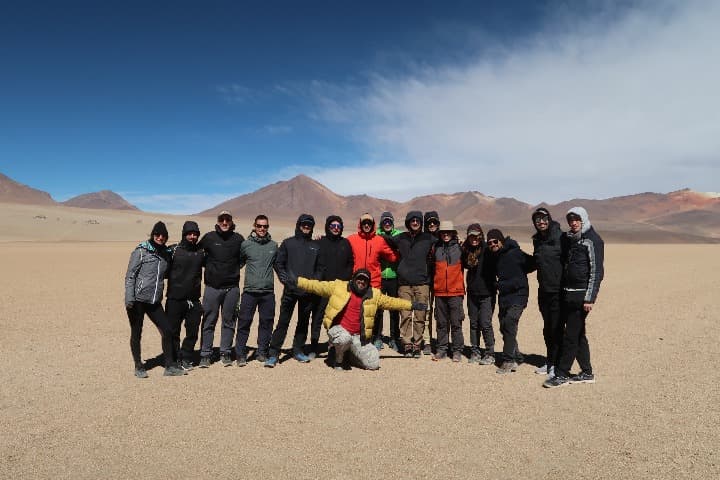 grupo de viajeros de weroad en el desierto de bolivia