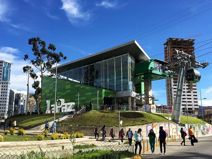 estacion del teleferico de la paz para subir a el alto, personas caminando delante