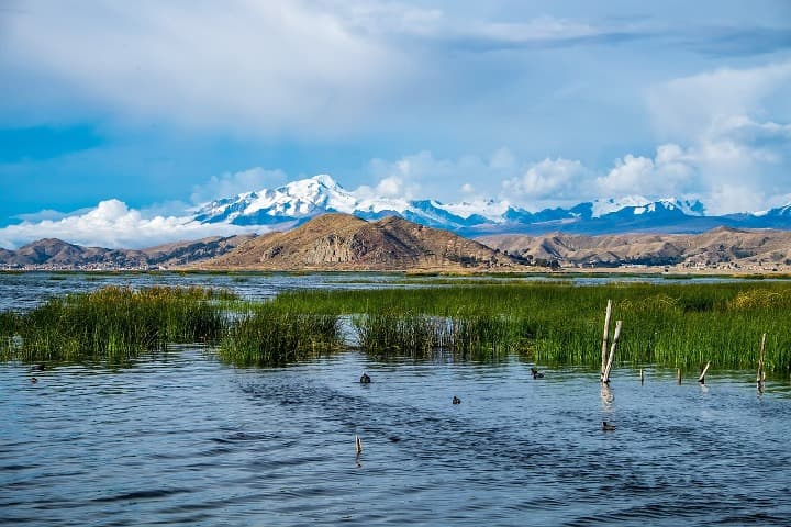 lago titicaca, monta´ñas al fondo, bolivia