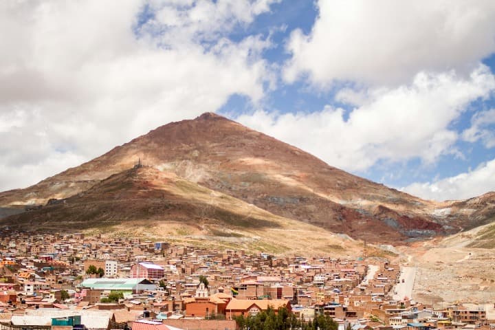 pueblo de potosi y montaña al fondo, algo que ver en bolivia