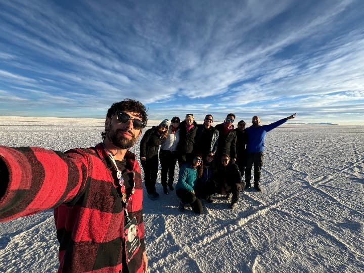 selfie de grupo de viajeros de weroad en un salar de bolivia