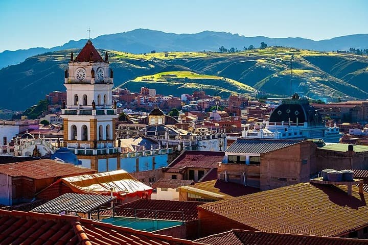 edificios y colinas al fondo en sucre, ciudad que ver en bolivia