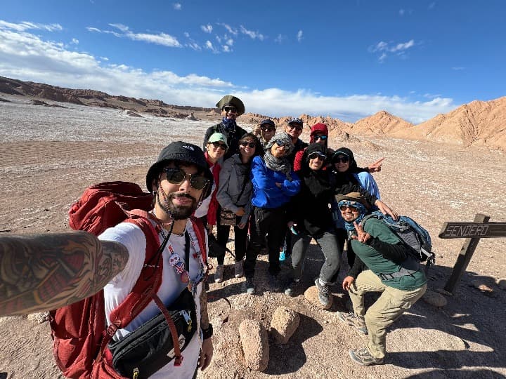 selfie de grupo de viajeros de weroad en el desierto de chile