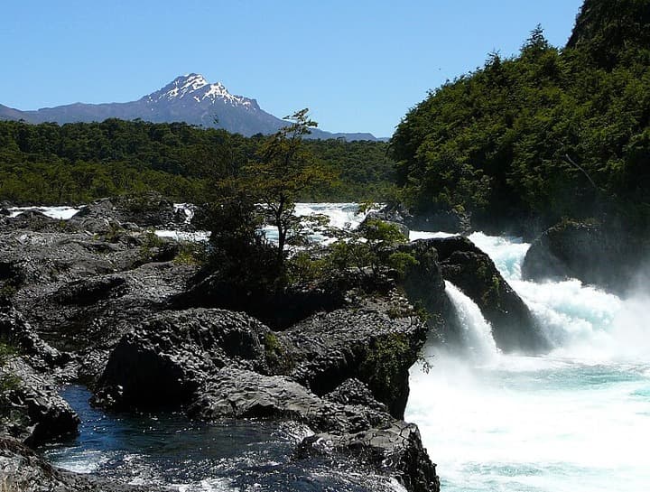 cascadas y montaña al fondo, saltos de Petrohué, algo que ver en chile 