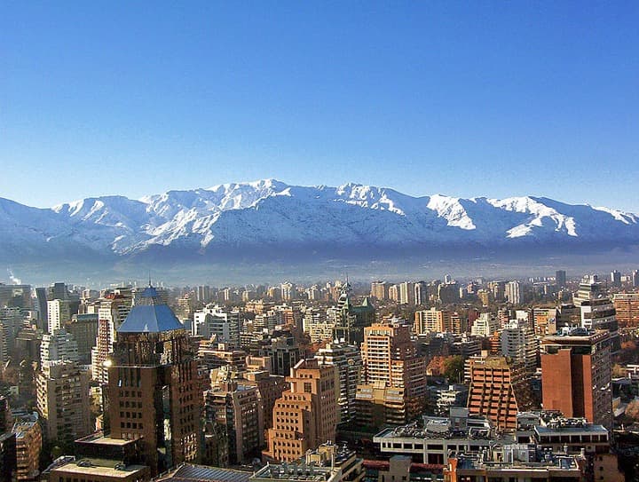 skyline de la ciudad de santiago de chile con montañas al fondo