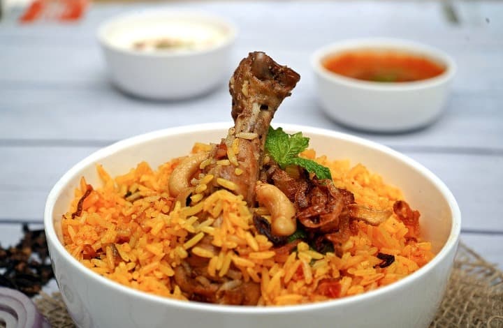 cuenco con arroz biryani y pollo, comida típica india