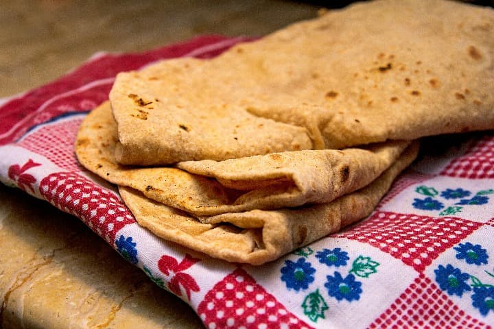 pan chapati doblado encima de un paño de tela decorado