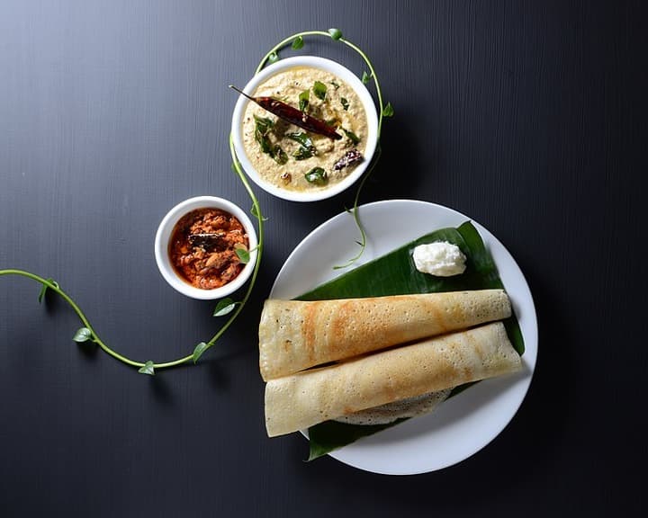 crepe con platillos al lado, dosa, comida típica india