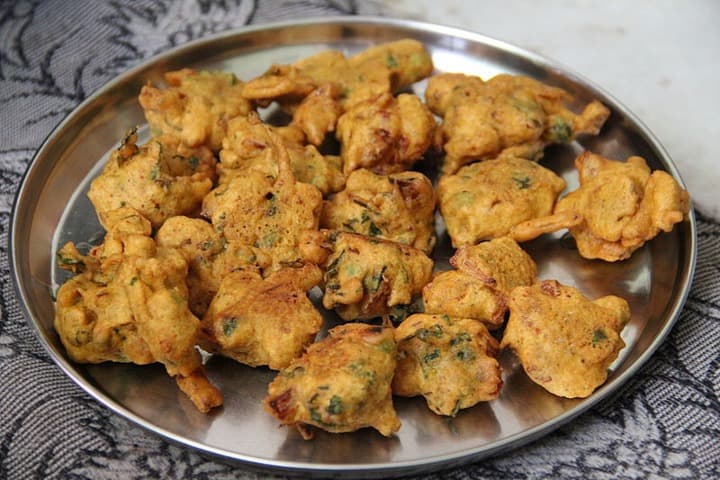 plato de acero con pakora encima, algo que comer en la india