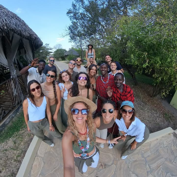 selfie de viajeros de weroad con dos personas de zanzibar vestidas de forma tradicional