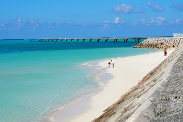 playa con mar turquesa, puente al fondo, okinawa