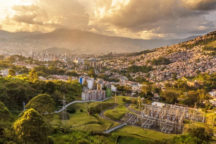 vista panorámica de medellín, con zonas verdes y urbanizadas